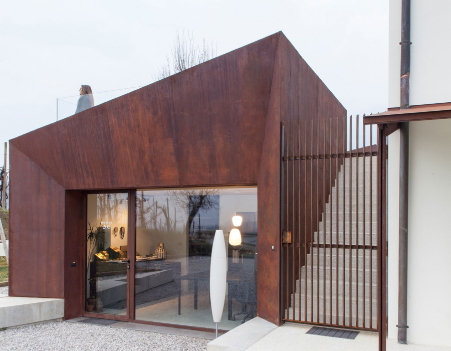 Oxydecor®, rivestimento verticale effetto Corten. Maison 203, Valdobbiadene (TV). Progetto: arch. Vittorio Massimo