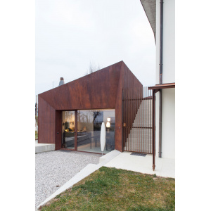 Oxydecor®, rivestimento verticale effetto Corten. Maison 203, Valdobbiadene (TV). Progetto: arch. Vittorio Massimo