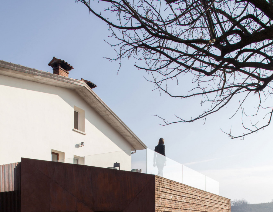 Oxydecor®, rivestimento verticale effetto Corten. Maison 203, Valdobbiadene (TV). Progetto: arch. Vittorio Massimo