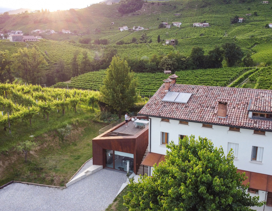 Oxydecor®, rivestimento verticale effetto Corten. Maison 203, Valdobbiadene (TV). Progetto: arch. Vittorio Massimo