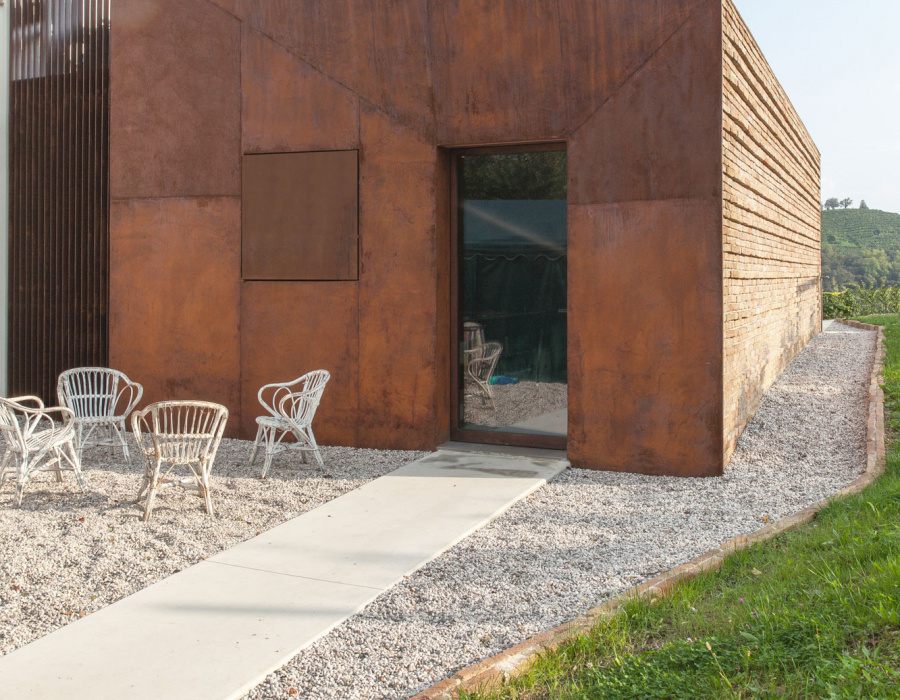 Oxydecor®, rivestimento verticale effetto Corten. Maison 203, Valdobbiadene (TV). Progetto: arch. Vittorio Massimo